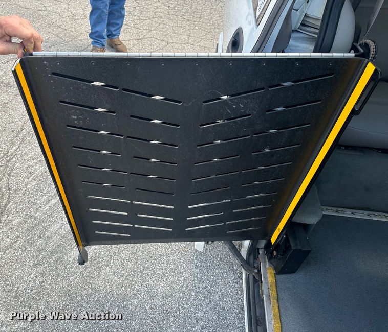 image for item EH6773 2005 El Dorado National handicap accessible van