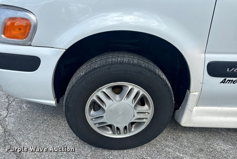 image for item EH6773 2005 El Dorado National handicap accessible van