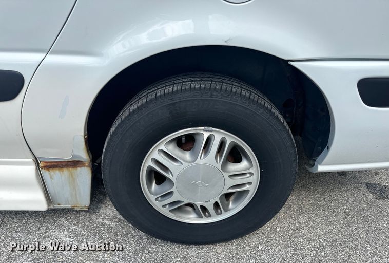 image for item EH6773 2005 El Dorado National handicap accessible van