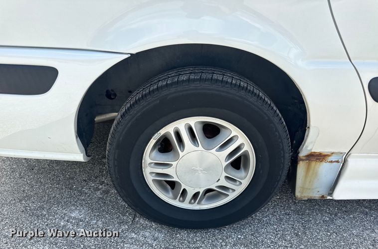 image for item EH6773 2005 El Dorado National handicap accessible van