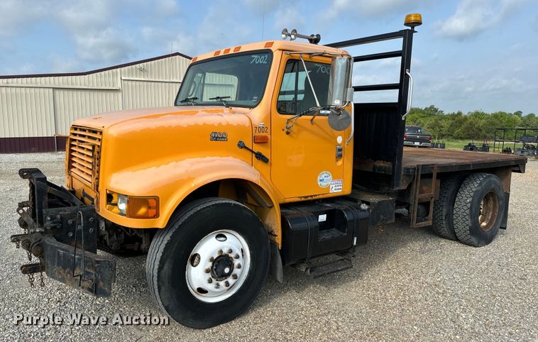 image for item EH6844 2002 International  4900 flatbed truck