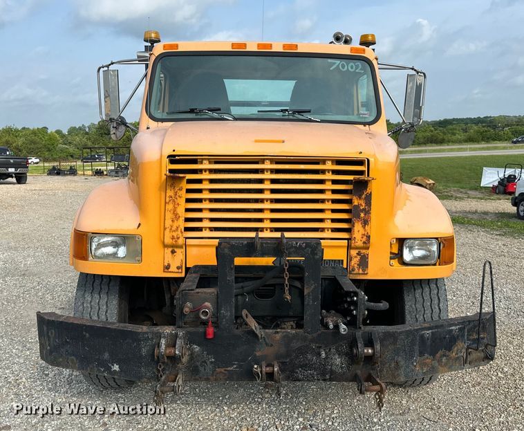 image for item EH6844 2002 International  4900 flatbed truck