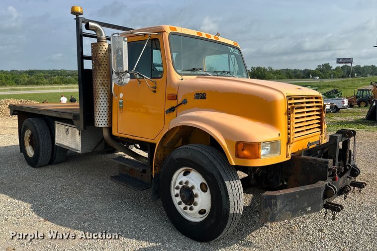 image for item EH6844 2002 International  4900 flatbed truck