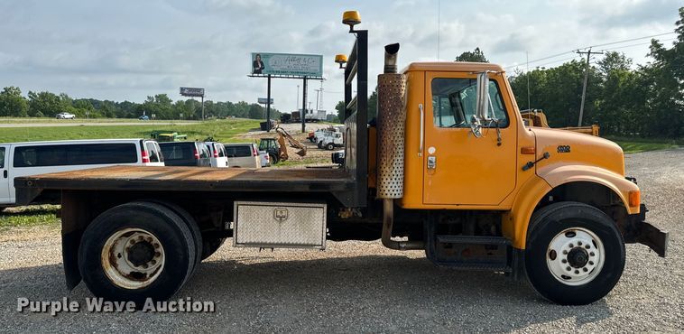 image for item EH6844 2002 International  4900 flatbed truck