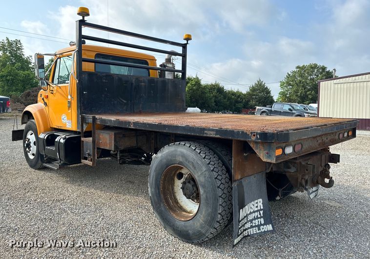 image for item EH6844 2002 International  4900 flatbed truck