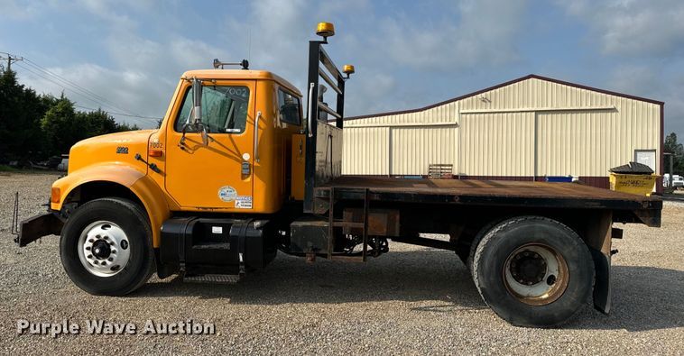 image for item EH6844 2002 International  4900 flatbed truck