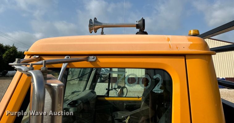 image for item EH6844 2002 International  4900 flatbed truck