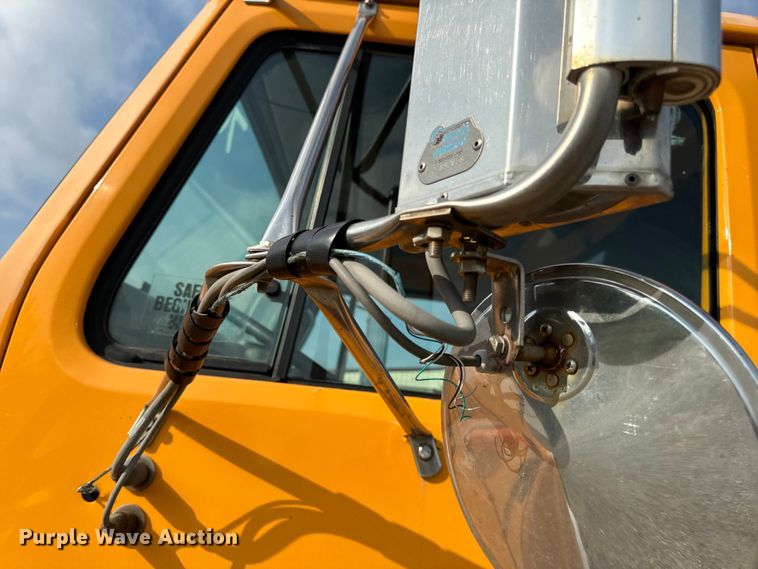 image for item EH6844 2002 International  4900 flatbed truck