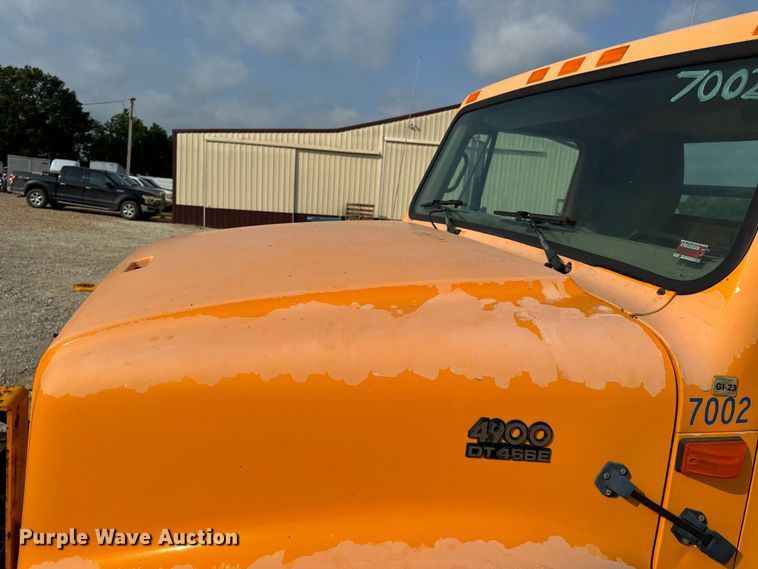 image for item EH6844 2002 International  4900 flatbed truck