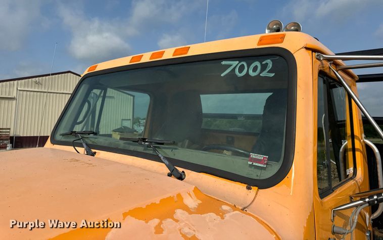 image for item EH6844 2002 International  4900 flatbed truck