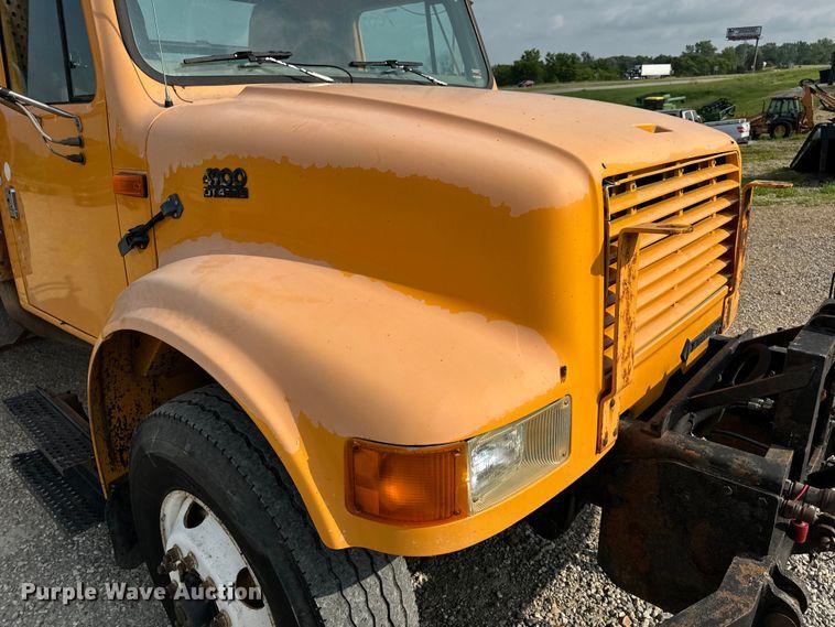 image for item EH6844 2002 International  4900 flatbed truck