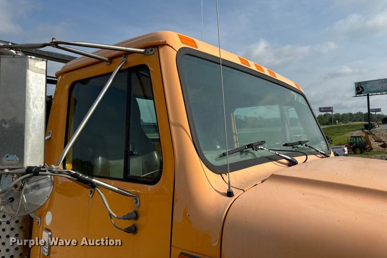 image for item EH6844 2002 International  4900 flatbed truck