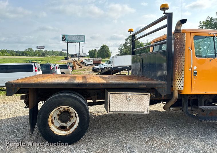 image for item EH6844 2002 International  4900 flatbed truck