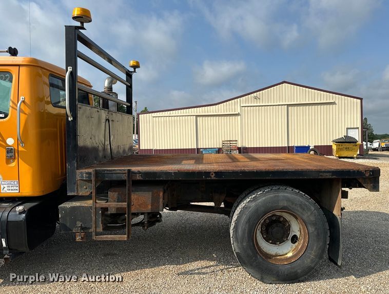 image for item EH6844 2002 International  4900 flatbed truck