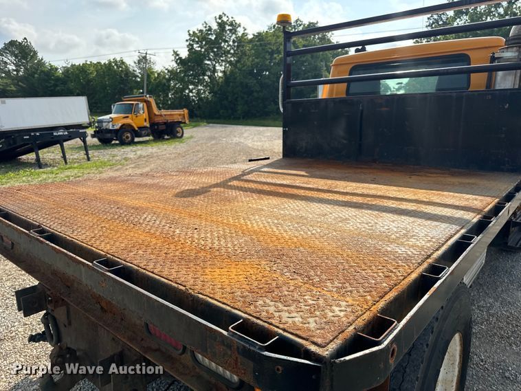 image for item EH6844 2002 International  4900 flatbed truck