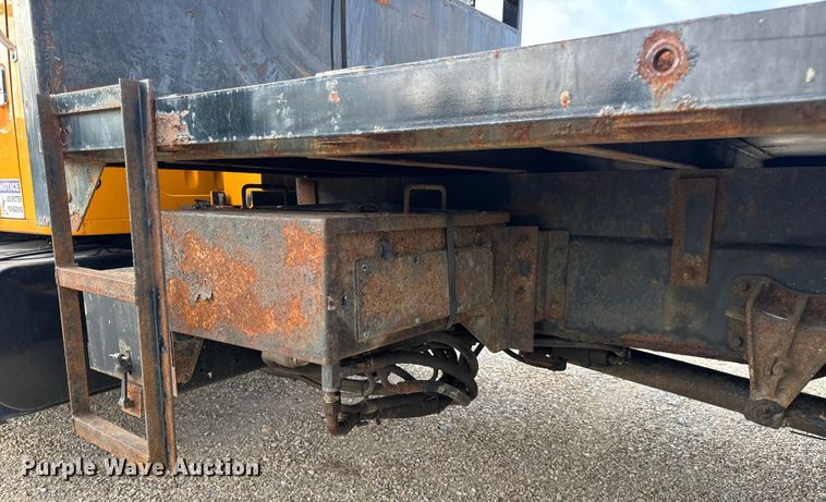 image for item EH6844 2002 International  4900 flatbed truck