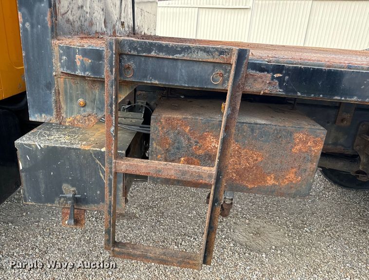 image for item EH6844 2002 International  4900 flatbed truck