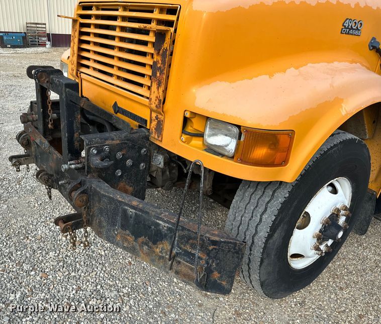 image for item EH6844 2002 International  4900 flatbed truck