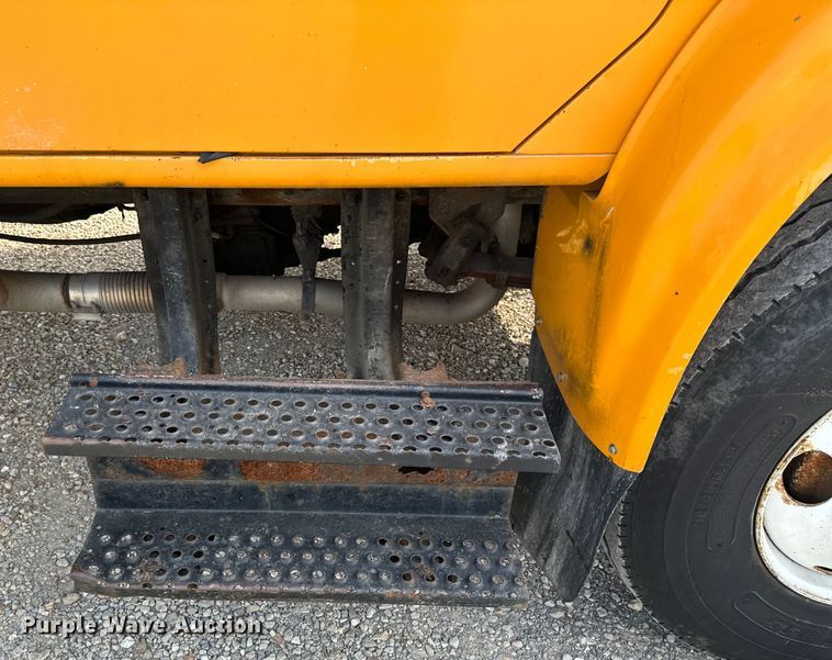 image for item EH6844 2002 International  4900 flatbed truck