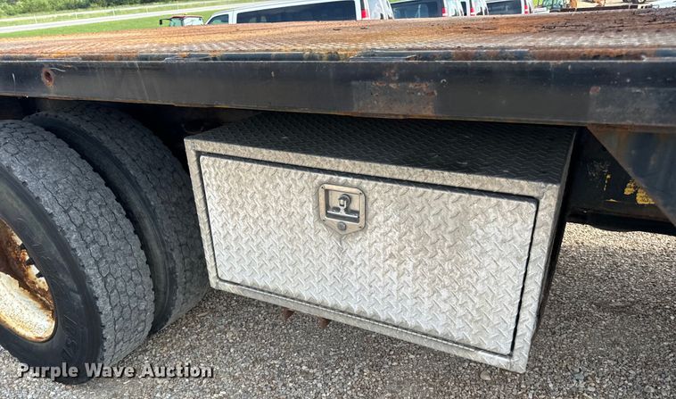 image for item EH6844 2002 International  4900 flatbed truck
