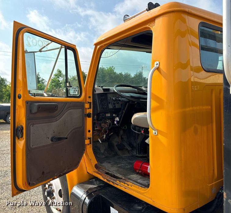 image for item EH6844 2002 International  4900 flatbed truck