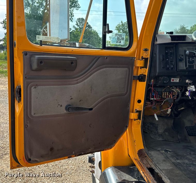 image for item EH6844 2002 International  4900 flatbed truck