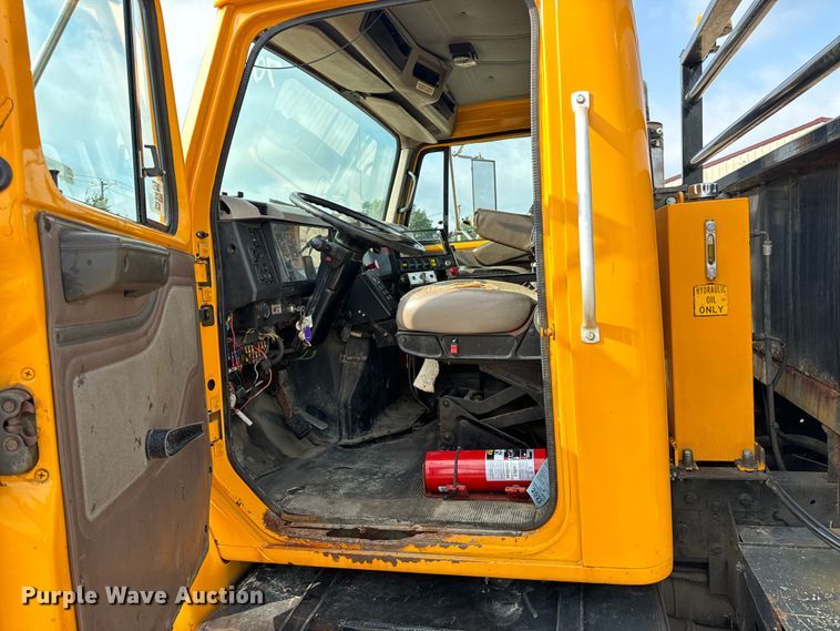 image for item EH6844 2002 International  4900 flatbed truck