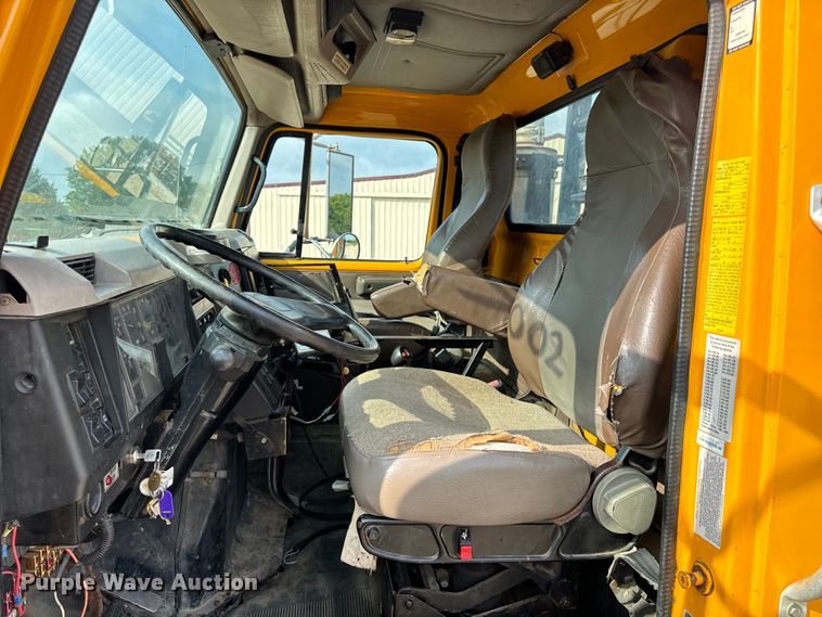 image for item EH6844 2002 International  4900 flatbed truck