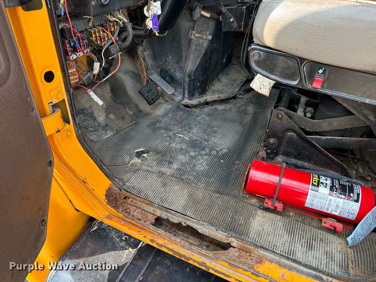 image for item EH6844 2002 International  4900 flatbed truck