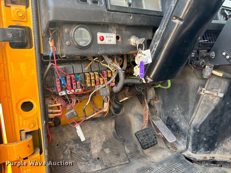 image for item EH6844 2002 International  4900 flatbed truck