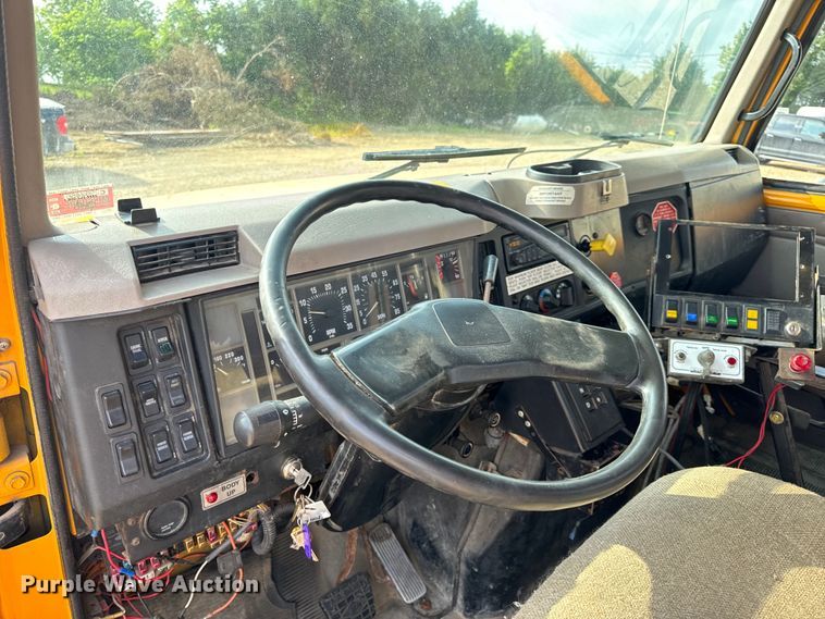 image for item EH6844 2002 International  4900 flatbed truck