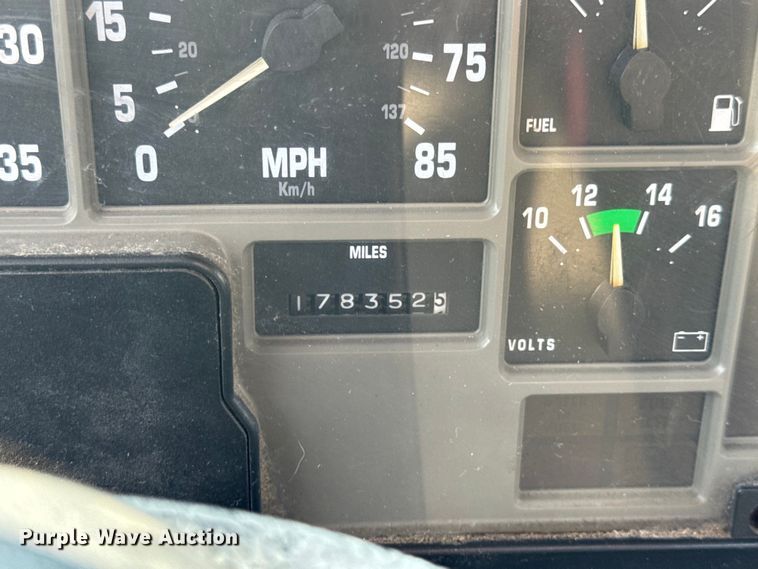 image for item EH6844 2002 International  4900 flatbed truck