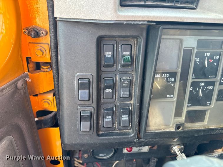 image for item EH6844 2002 International  4900 flatbed truck