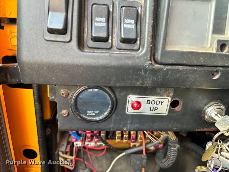 image for item EH6844 2002 International  4900 flatbed truck