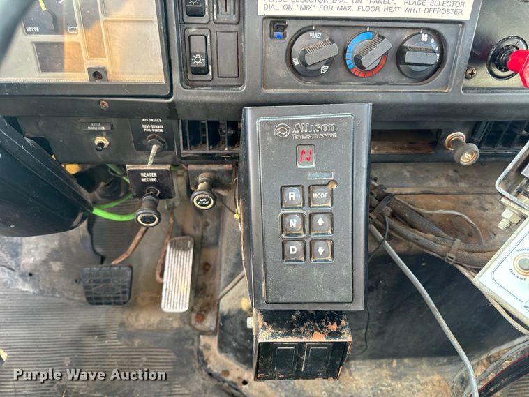 image for item EH6844 2002 International  4900 flatbed truck