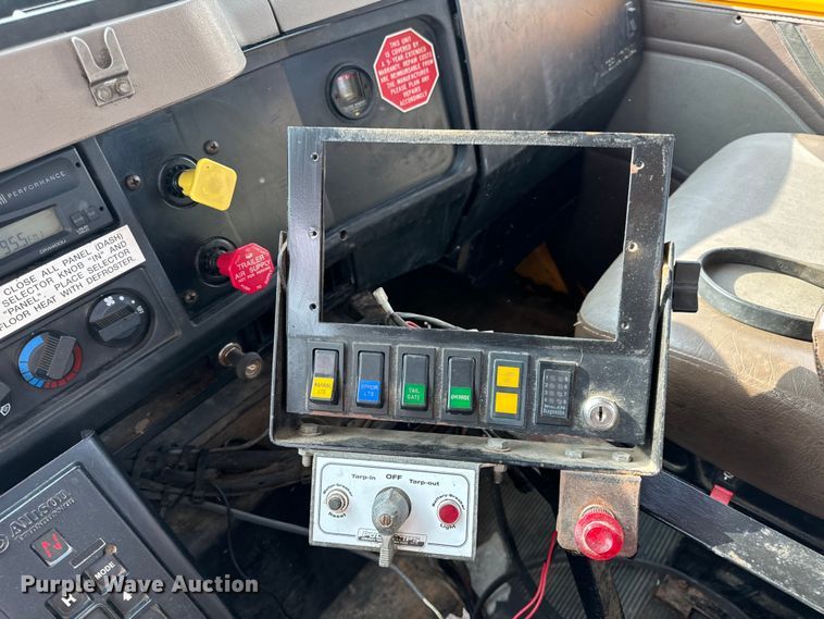 image for item EH6844 2002 International  4900 flatbed truck