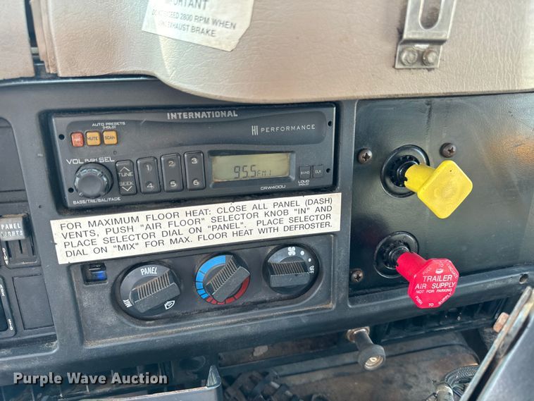 image for item EH6844 2002 International  4900 flatbed truck