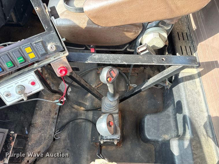 image for item EH6844 2002 International  4900 flatbed truck