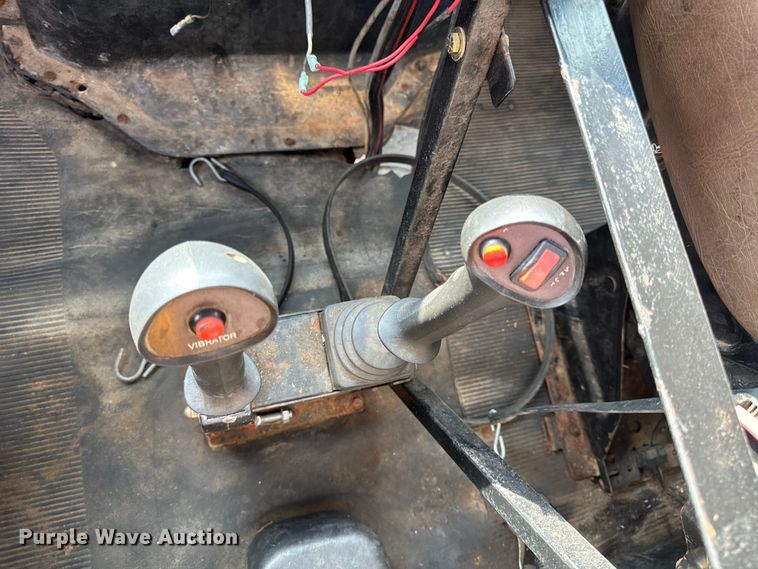 image for item EH6844 2002 International  4900 flatbed truck