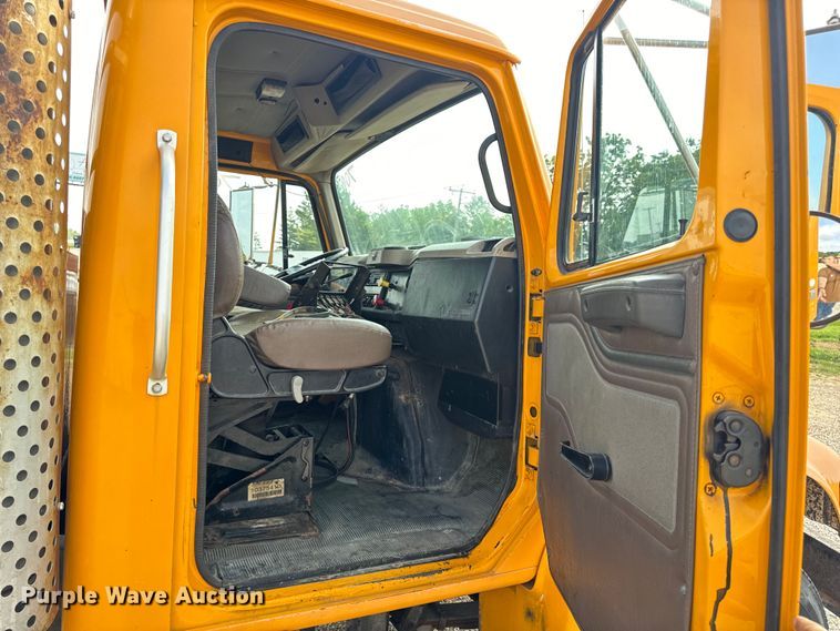 image for item EH6844 2002 International  4900 flatbed truck