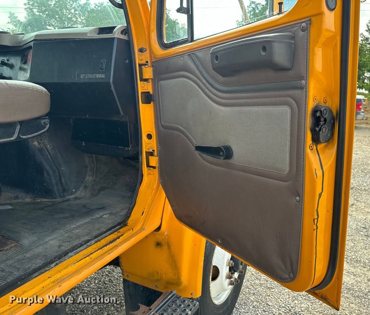 image for item EH6844 2002 International  4900 flatbed truck