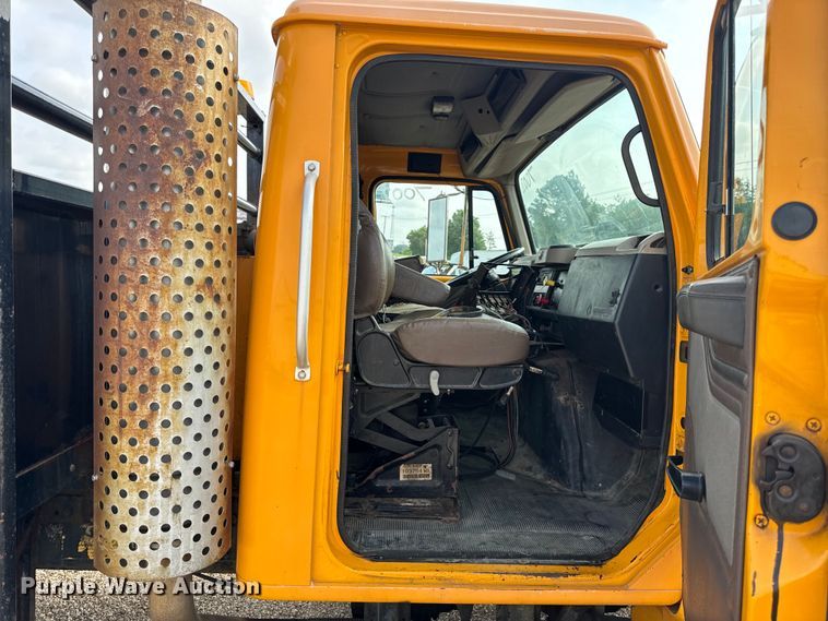 image for item EH6844 2002 International  4900 flatbed truck