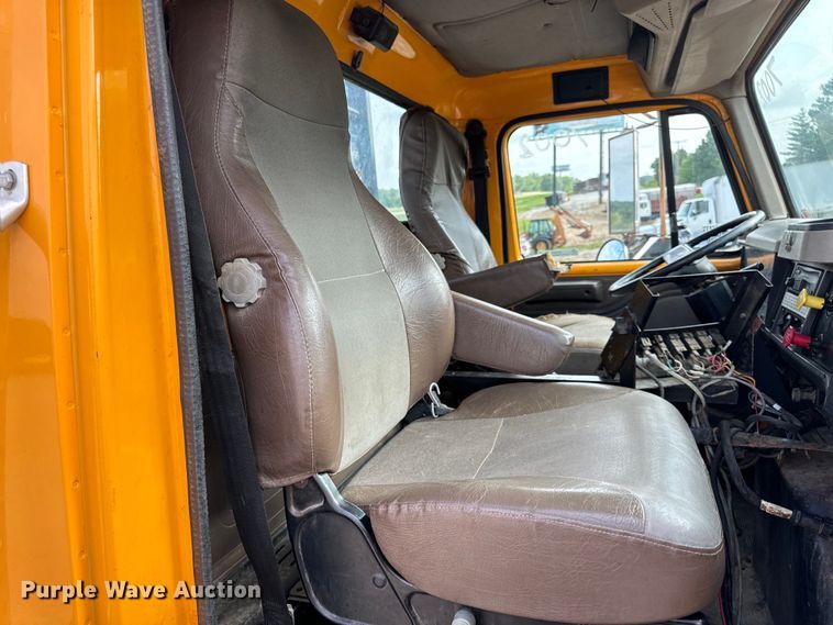 image for item EH6844 2002 International  4900 flatbed truck