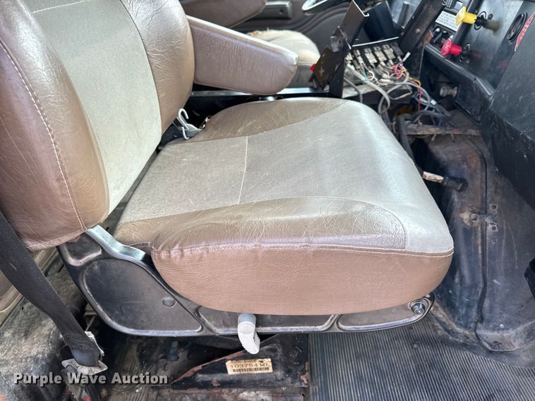 image for item EH6844 2002 International  4900 flatbed truck