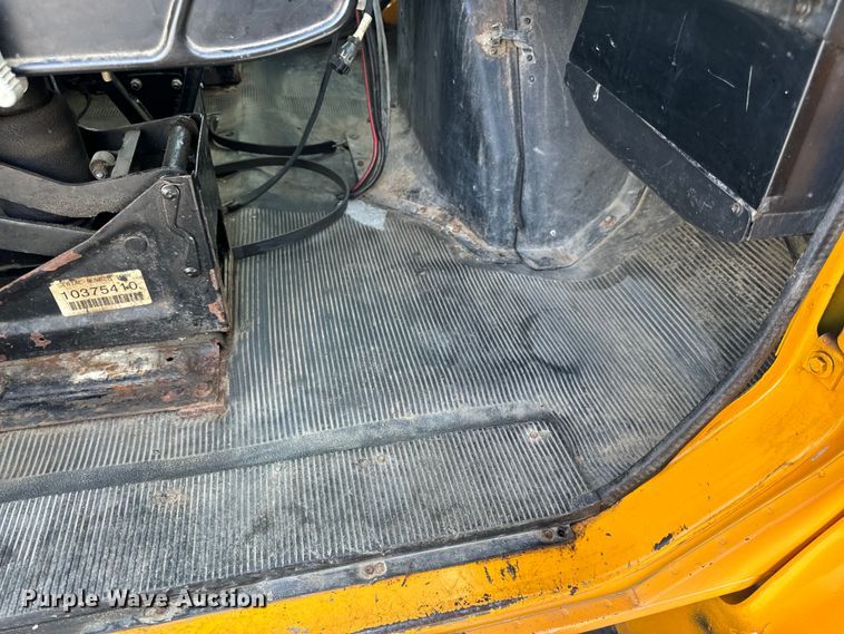 image for item EH6844 2002 International  4900 flatbed truck