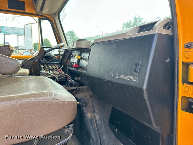 image for item EH6844 2002 International  4900 flatbed truck