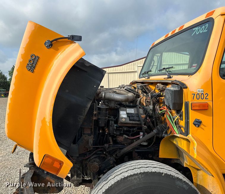 image for item EH6844 2002 International  4900 flatbed truck