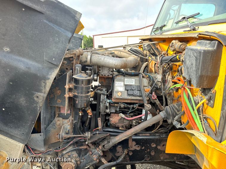 image for item EH6844 2002 International  4900 flatbed truck