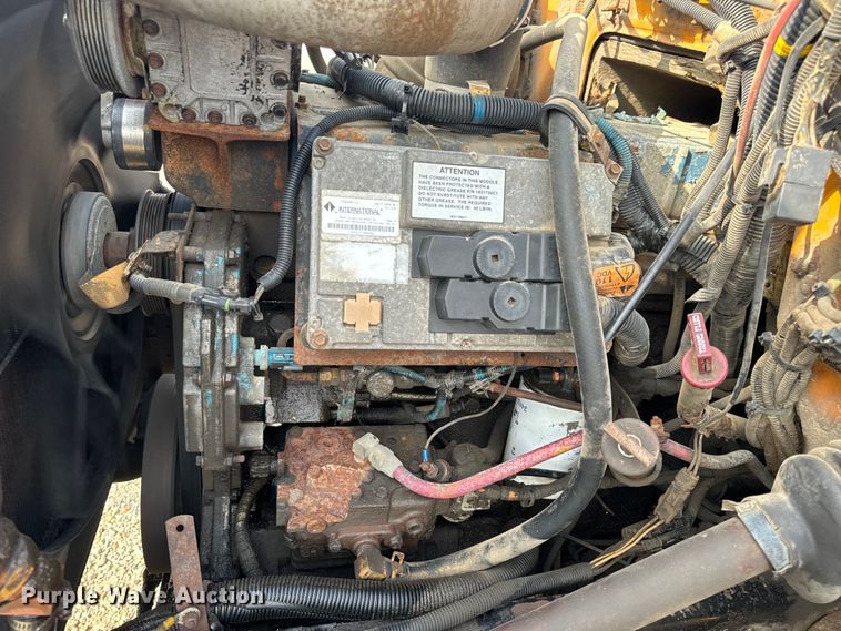 image for item EH6844 2002 International  4900 flatbed truck