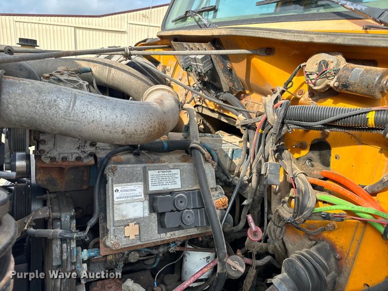 image for item EH6844 2002 International  4900 flatbed truck